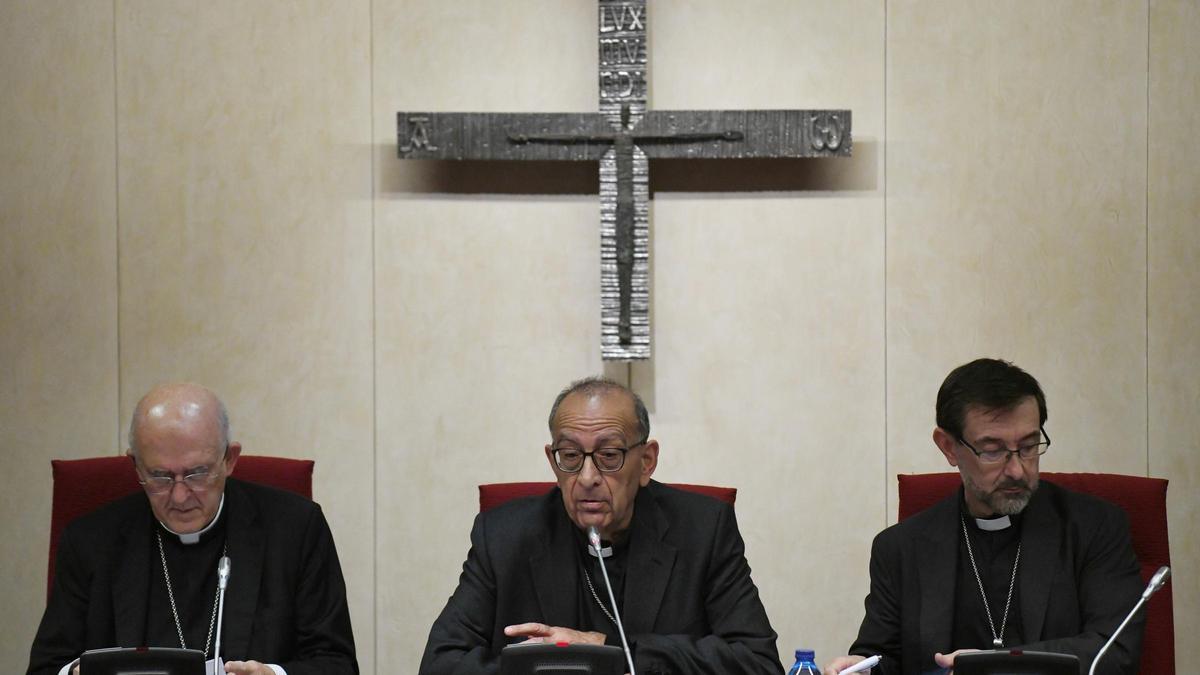 Carlos Osoro (l), Kardinal und emeritierter Erzbischof von Madrid, und Juan Jose Omella (M), Präsident der Bischofskonferenz von Spanien, während einer außerordentlichen Vollversammlung der Bischofskonferenz über den neulich vorgestellten Bericht zu den Missbrauchsopfer der Kirche.