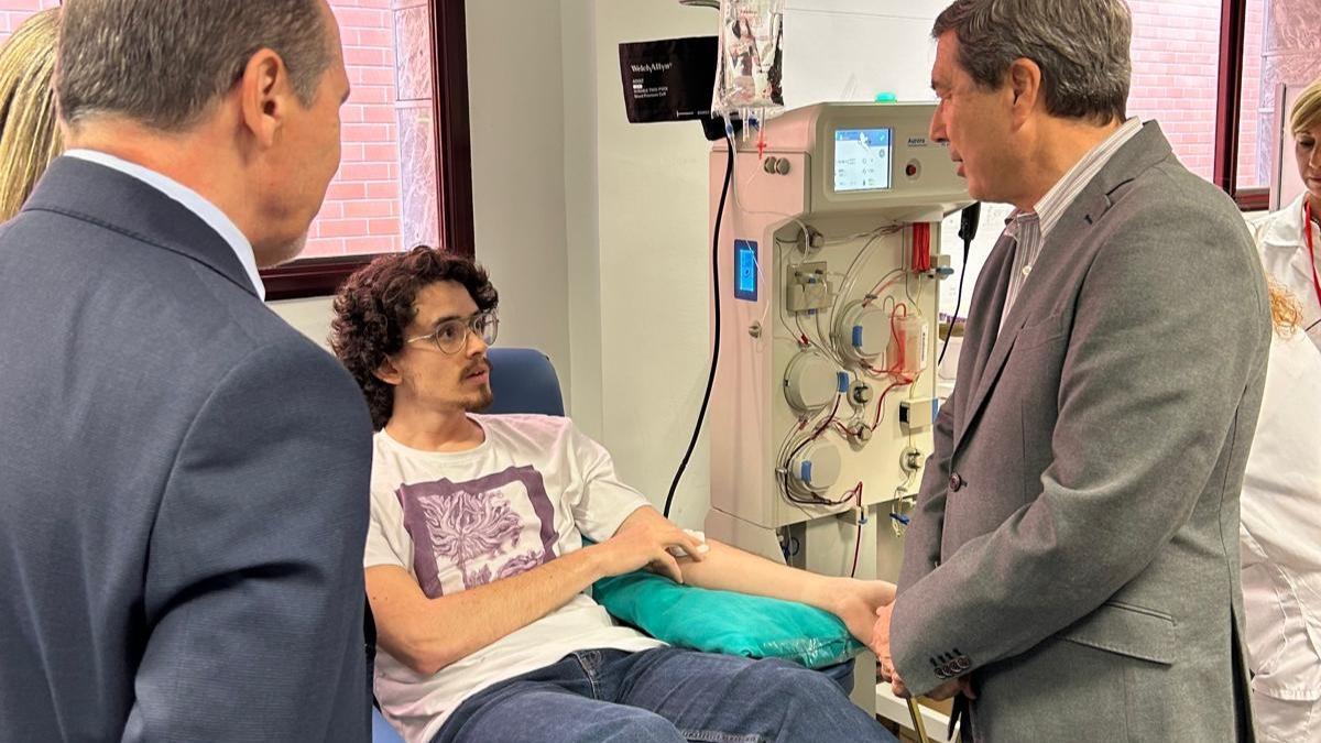 Marciano Gómez visita el centro de donación de sangre permanente en la UPV.