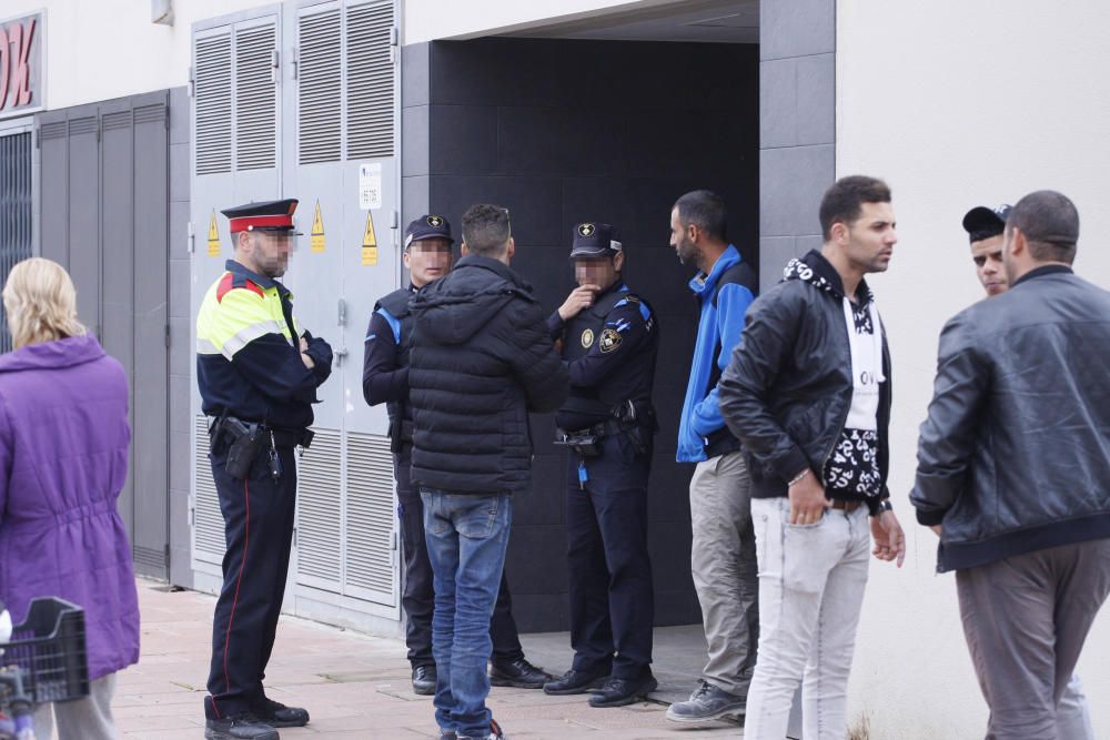 Operació policial en un bloc ocupat a Calonge