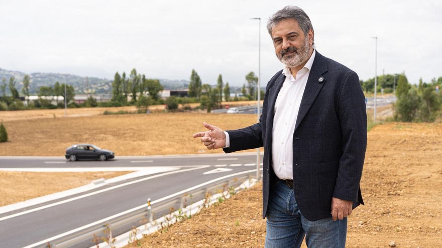 El portavoz del Partido Popular de Siero, Juan Luis Berros, en uno de los puntos del desdoblamiento de la AS17 a su paso por el polígono de Bobes.