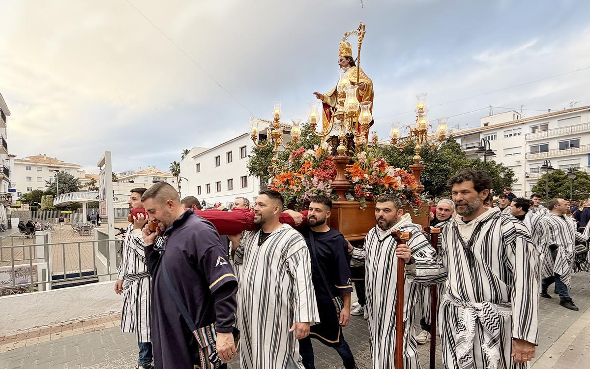 Imagen del patron de Altea san Blas llevada por miembros de los reinados 2025