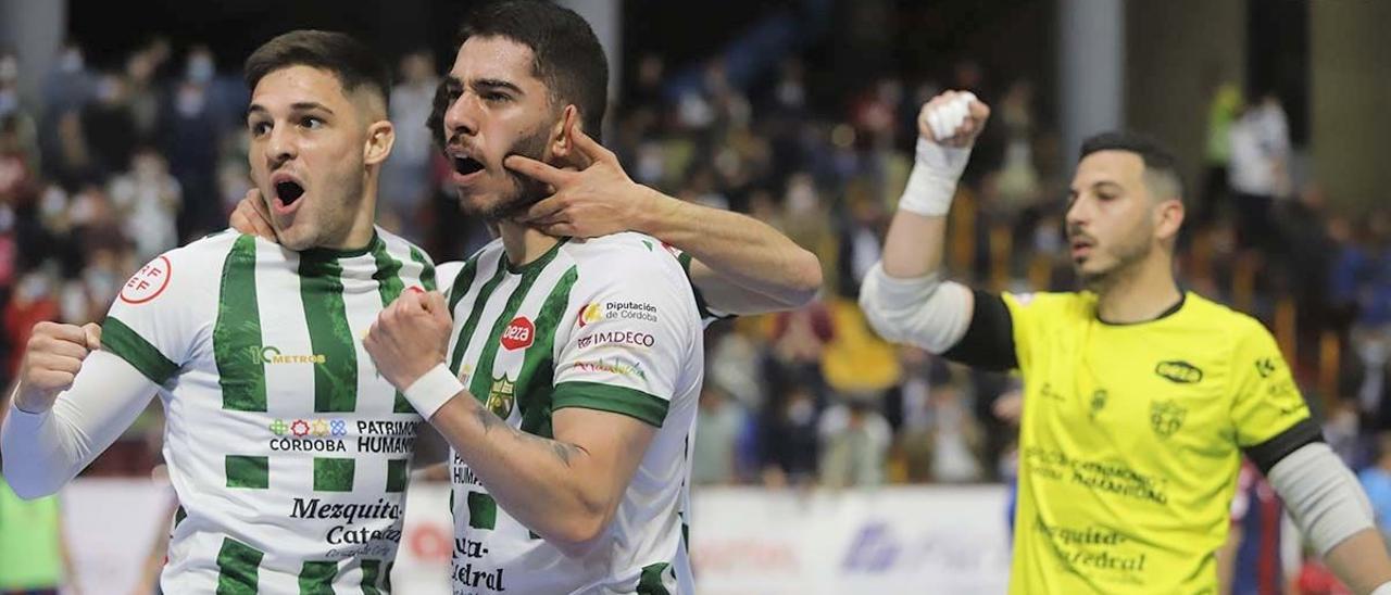 Álex Viana y Lucas Perín celebran un gol ante el Levante durante el pasado curso.