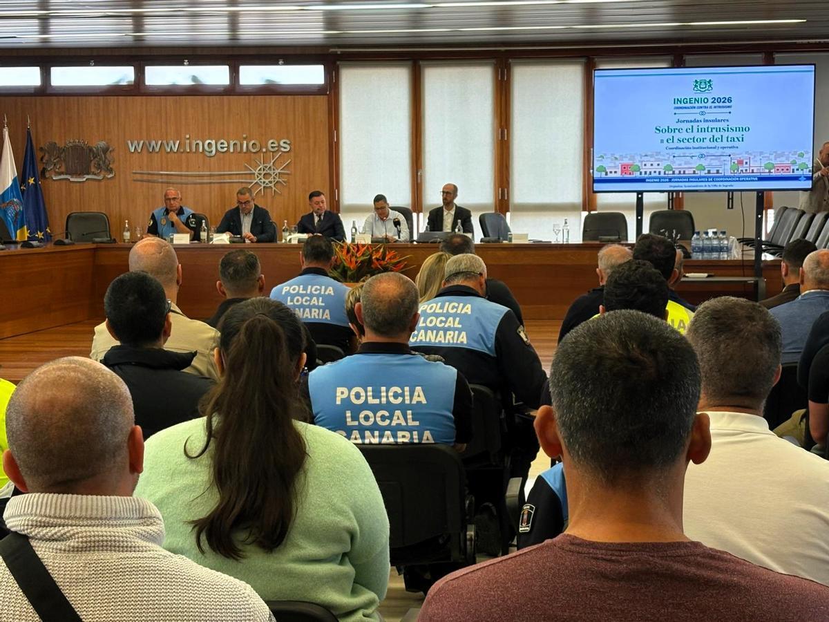 En la mesa de las jornadas, Justo Santana, Rayco Padilla, Teodoro Sosa, Vanesa Martín y Óliver Navarro.