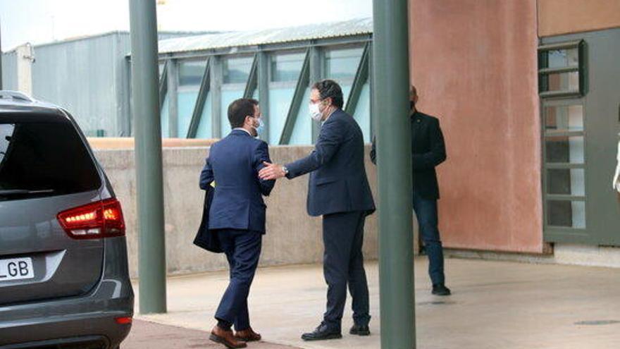 Moment en què el vicepresident Pere Aragonès surt del vehicle per entrar a la presó de Lledoners