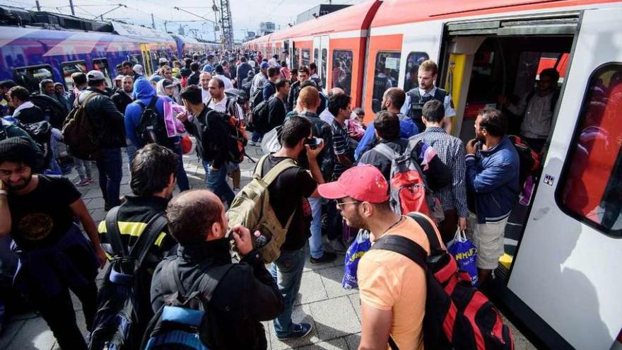 Llegada de refugiados a la principal estación de tren de Múnich. // Efe