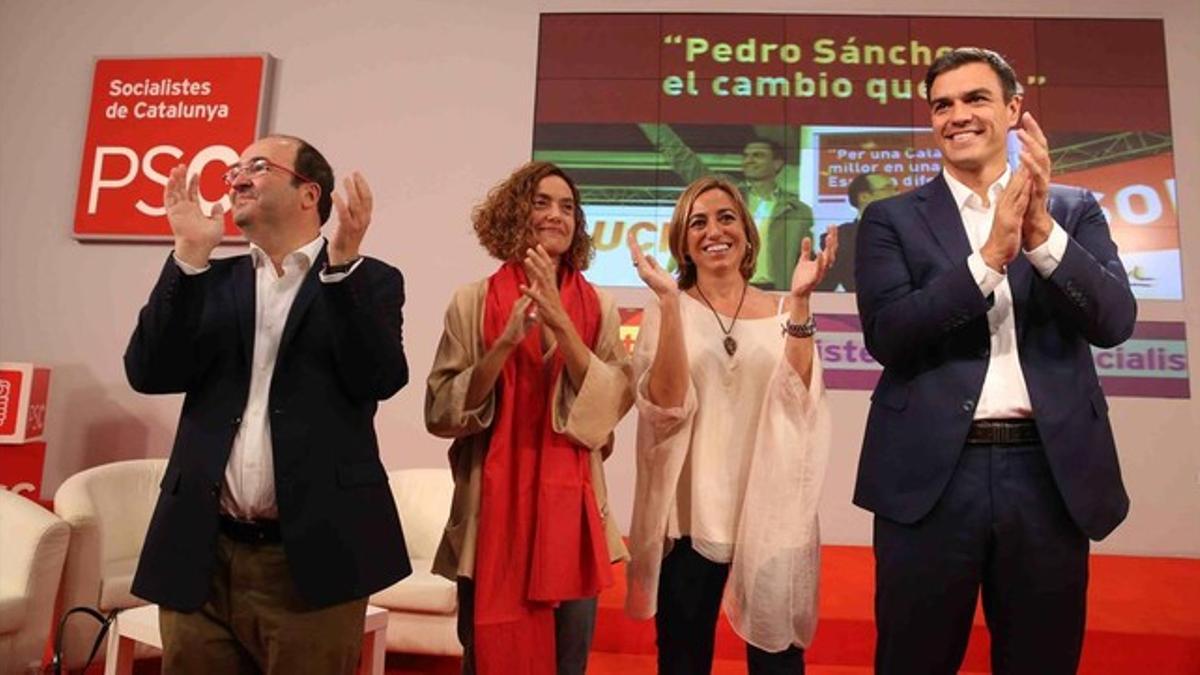 Miquel Iceta, Meritxell Batet, Carme Chacón y Pedro Sánchez, en la sede del PSC.