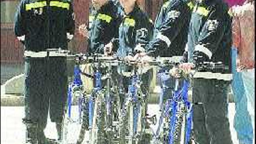 Voluntarios de Protección Civil, con las bicicletas cedidas por Caudalia, que darán servicio a la brigada para las sendas verdes de Mieres.