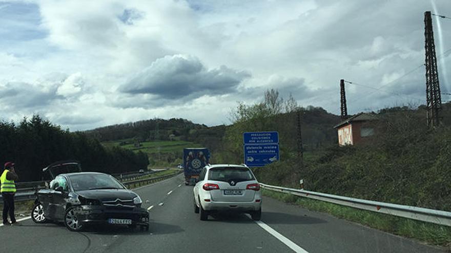 Leves retenciones por un accidente sin heridos en Soto de Ribera