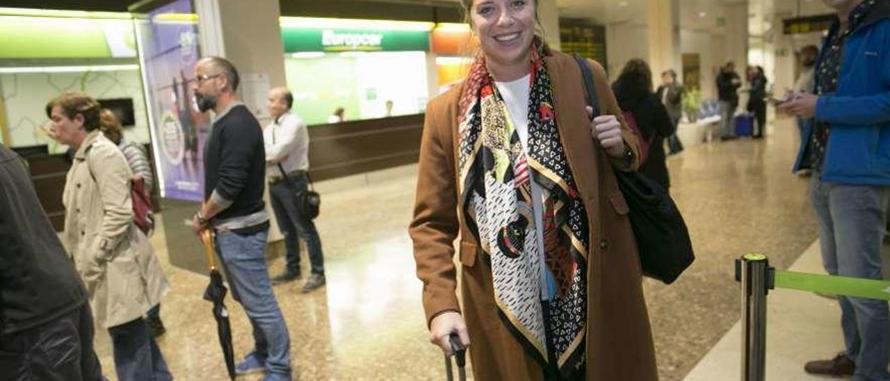 Esperanza Barrera, recién llegada al aeropuerto de Asturias.