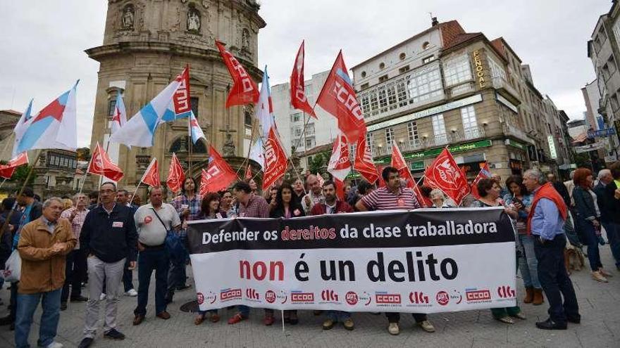 Asistentes a la concentración de ayer en la plaza de la Peregrina.