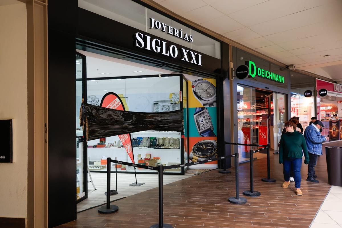 La joyería siglo XXI en Bonaire tras ser asaltada de madrugada.