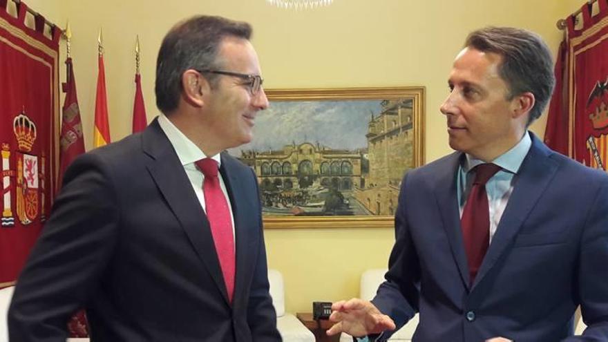 El alcalde de Lorca, Fulgencio Gil, mantuvo su primera reunión institucional con el nuevo delegado del Gobierno en Murcia, Diego Conesa.
