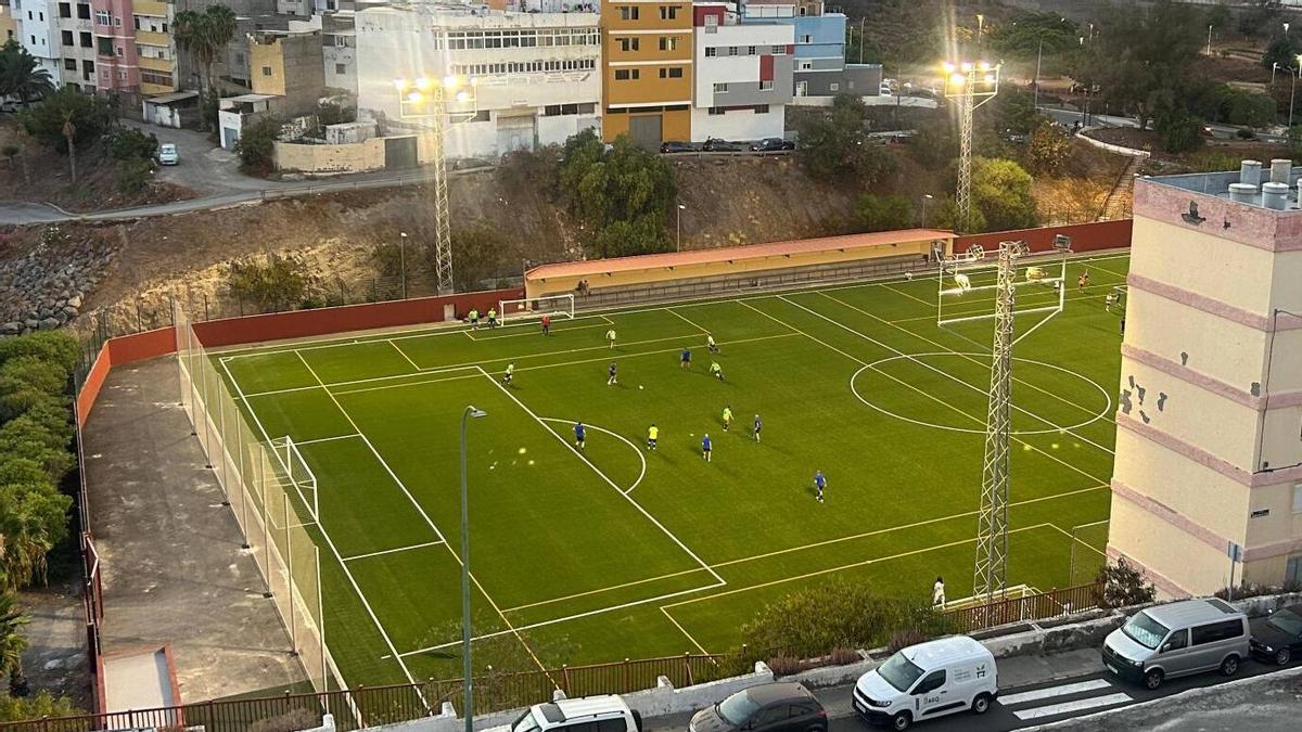 Luminarias encendidas en el recién reformado campo de fútbol de Hoya de la Plata.