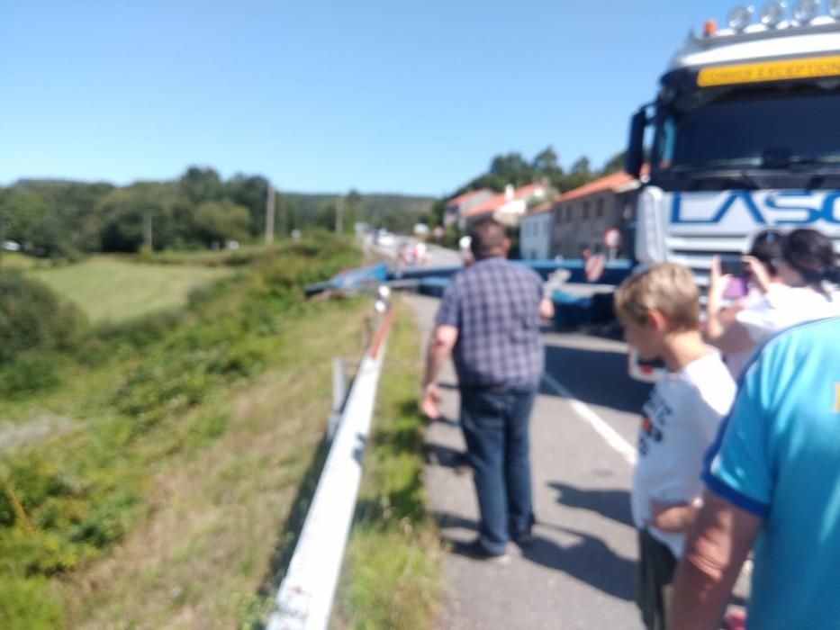 Sucesos en Pontevedra | Un camión pierde su carga y bloquea la N-541