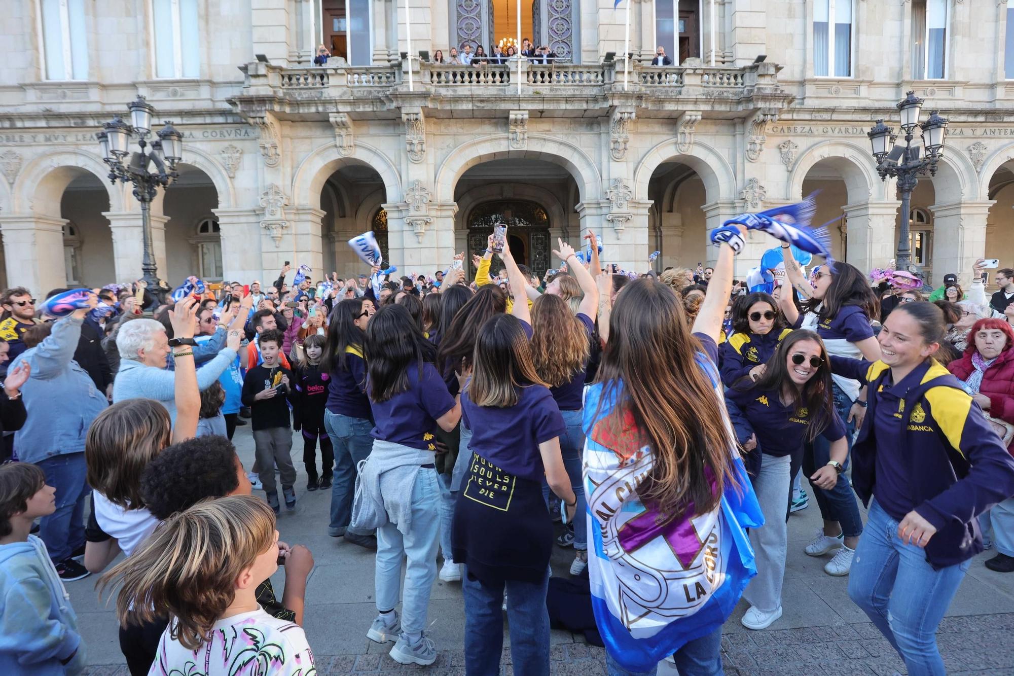 El Dépor Abanca celebra su ascenso en la plaza de María Pita