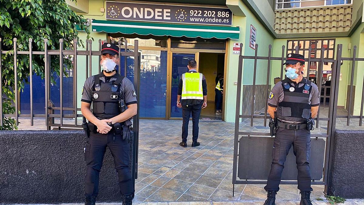 Agentes de la Policía Canaria custodian la entrada de la sede de la Ondee en Santa Cruz de Teerife. | | E.P.