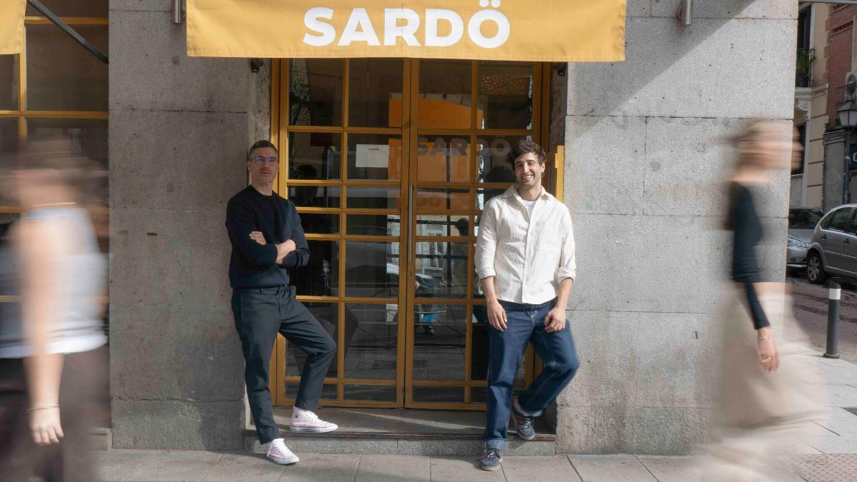 Carlos Moreno Fontaneda y Agustín Montesinos, creadores de SARDÖ, el wine bar que ha conquistado Chamberí.
