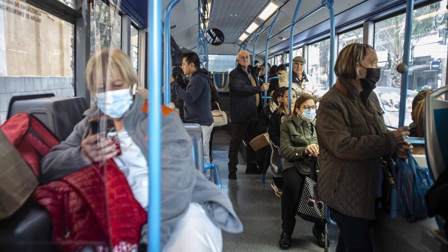 Los alicantinos opinan sobre la retirada del uso obligatorio de mascarilla en el transporte público