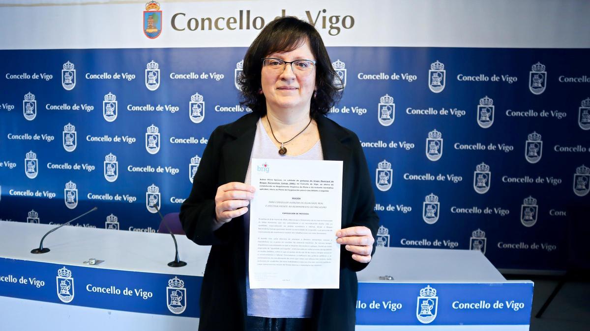 La concejala del BNG de Vigo, Ana Martínez, con el texto de la moción.