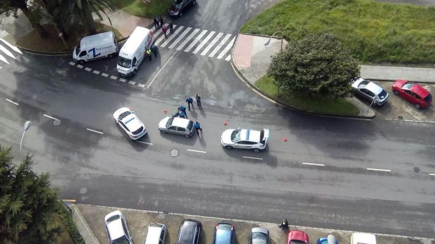 Agentes de la Policía Local junto al vehículo, en la calle Martinete.