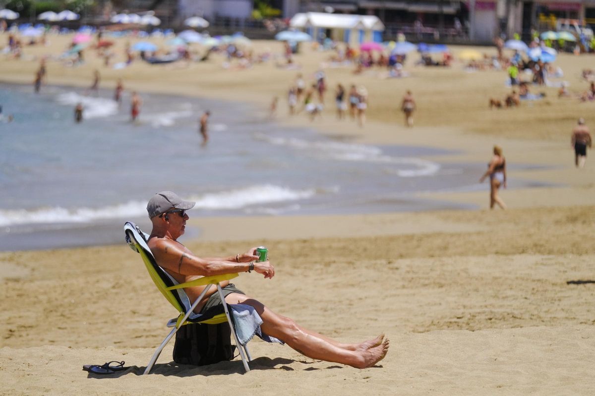 Pepe Borges disfrutando de su propia compañía en la playa de Las Canteras