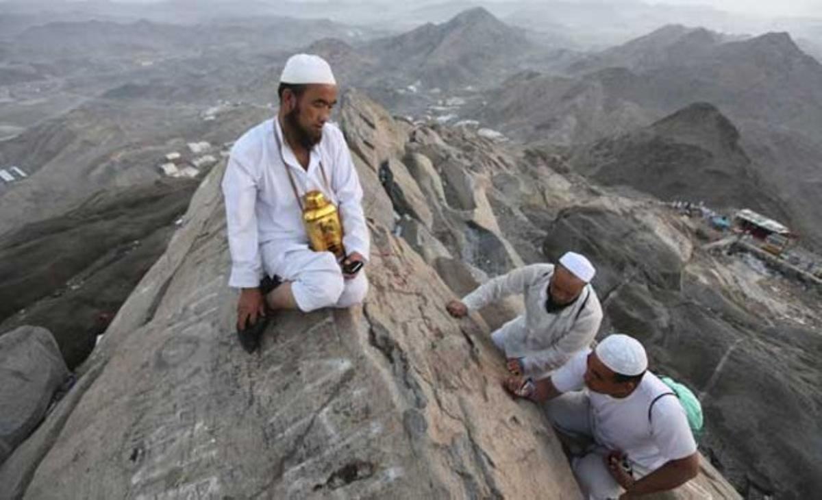 Tres pelegrins musulmans graven una nota sobre roca a la muntanya Al -Noor durant el Hajj, el pelegrinatge anual a la Meca. El Hajj és una de les principals exhibicions de devoció religiosa de masses, i un deure per als musulmans que poden portar-la a terme.