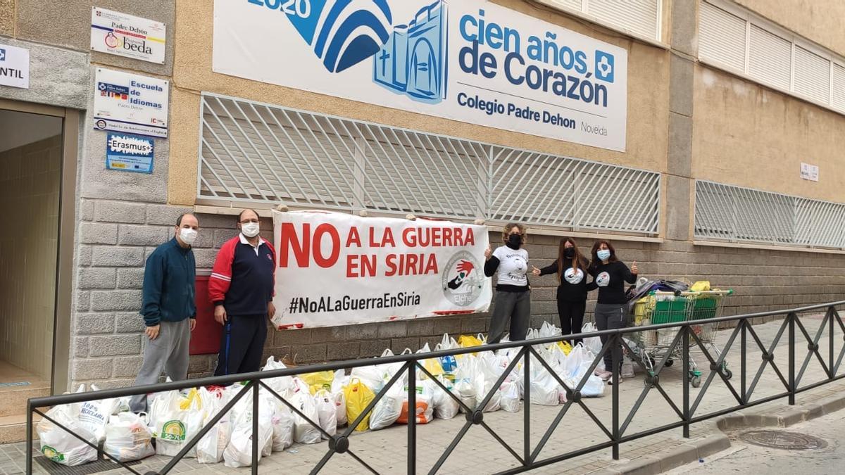 La recogida de los alimentos donados por los alumnos del colegio Padre Dehon de Novelda.