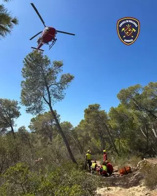 Los Bombers rescatan a una excursionista herida en Peguera