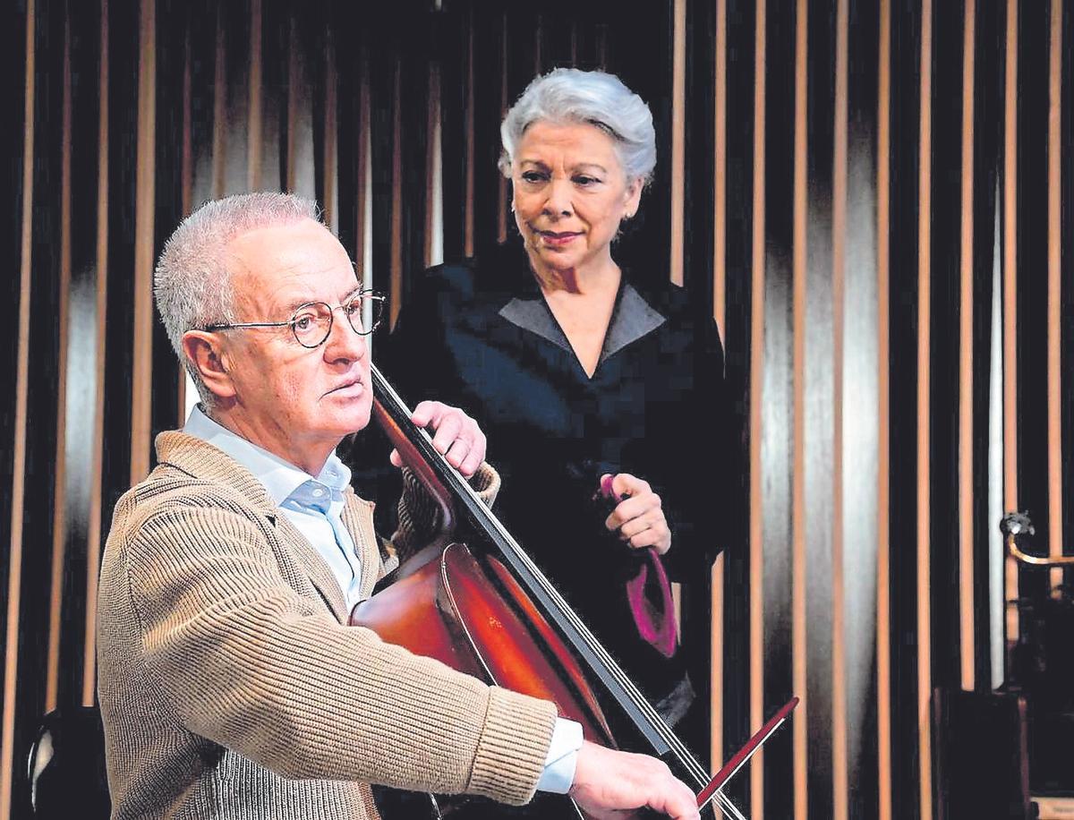 Carlos Hipólito y Kiti Mánver durante un momento de la  representación de ‘Música para Hitler’.
