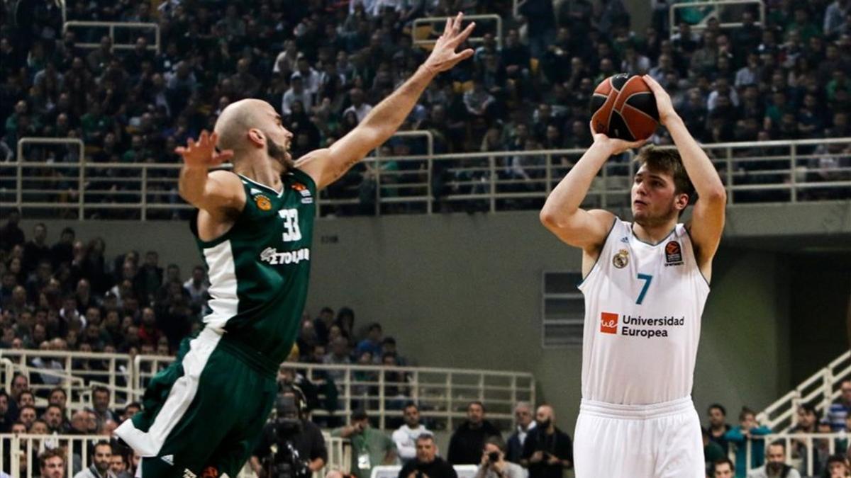 Luka Doncic lanza a canasta ante la oposición de Nick Calathes