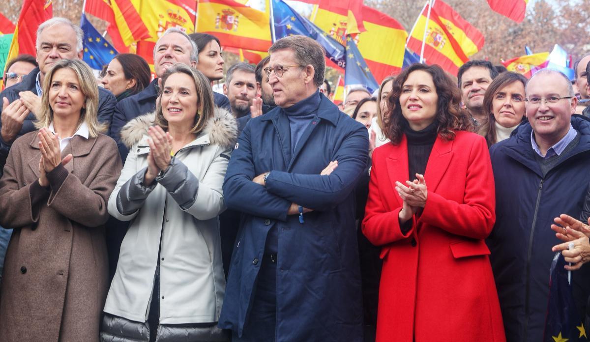 La secretaria general del PP, Cuca Gamarra, el presidente del Partido Popular, Alberto Núñez Feijóo, la presidenta de la Comunidad de Madrid, Isabel Díaz Ayuso, y el portavoz del PP en el Congreso, Miguel Tellado, durante un acto del PP contra la amnistía, en el Templo de Debod, a 3 de diciembre de 2023, en Madrid (España).