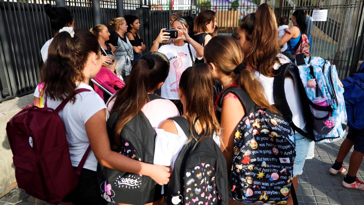 Entrada de una escuela de Barcelona el primer día de clase.