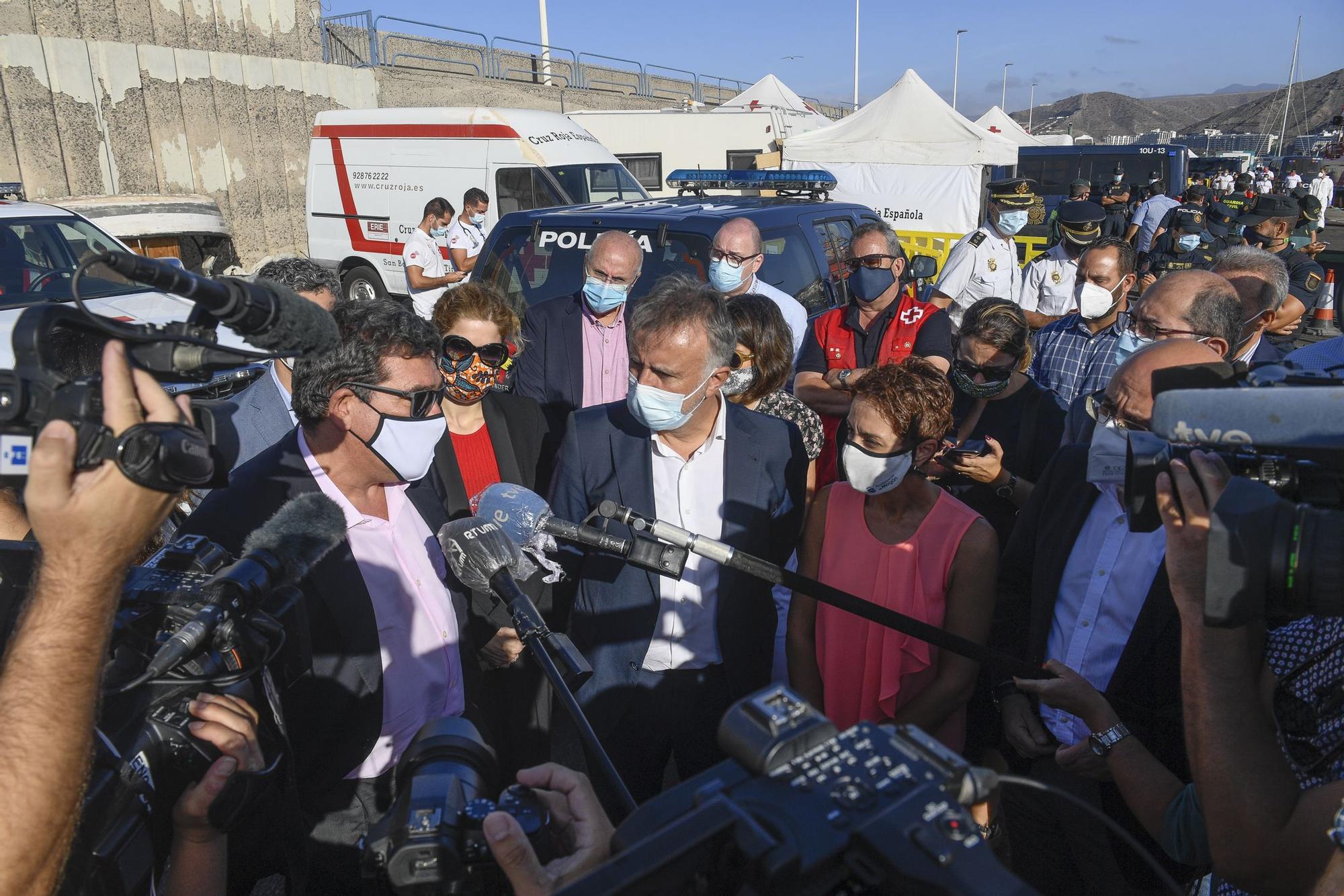 Escrivá visita el muelle de Arguineguín