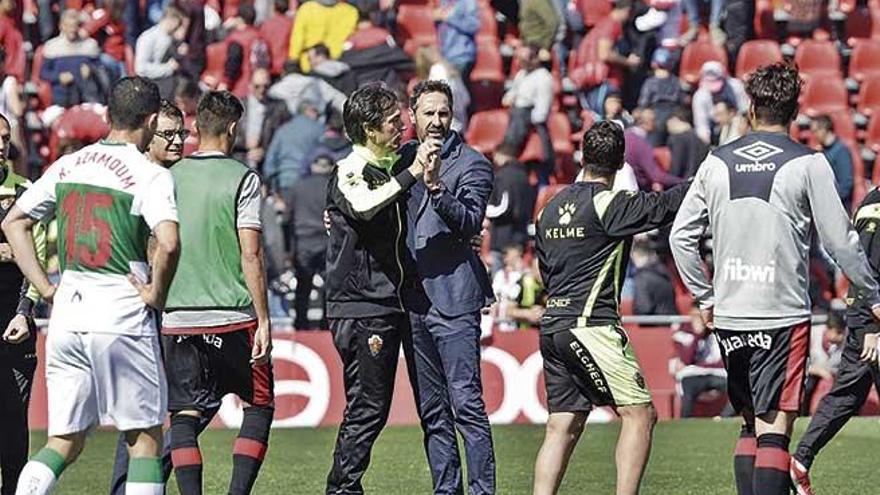 Vicente Moreno y Pacheta se despiden tras el pitido final del encuentro.