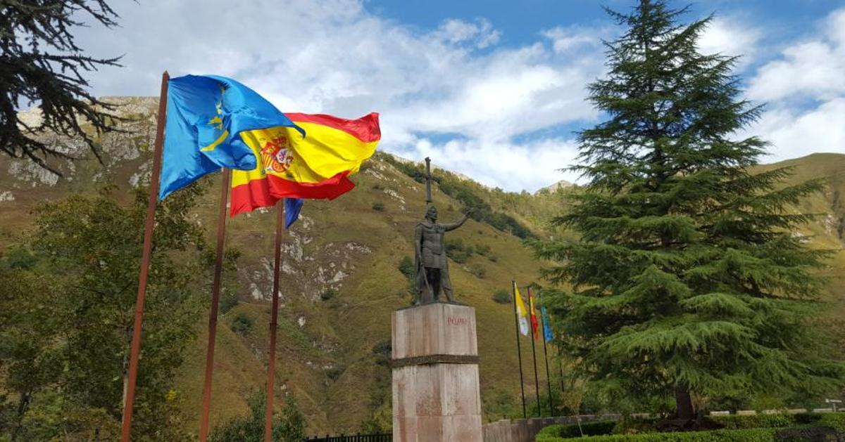 La estatua de Don Pelayo en el Santuario de Covadonga.