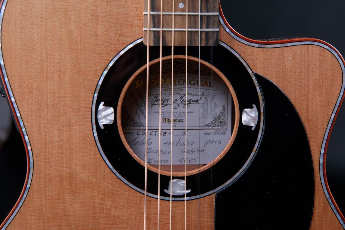 Detalle de los bombines en la nueva guitarra creada para Sabina en Muro