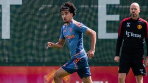 Zidane Iqbal en un entrenamiento de pretemporada con el Manchester United