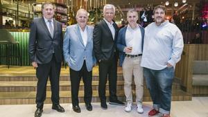 Amancio López, presidente de Hotusa; Guillermo Vallet, presidente de Catalonia Hoteles; Carles Sans; Guillermo Vallet, vicepresidente de Catalonia Hoteles; y el Cofundador y CEO de Vicio, Oriol de Pablo, en la inauguración de Simultaneo