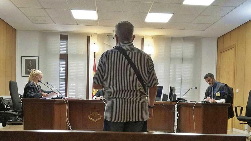 El hombre condenado por abusar sexualmente de una joven en unos grandes almacenes en Palma, durante el juicio en VÃ­a Alemania.