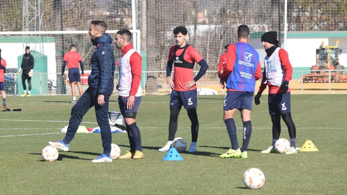 Marco Camus, en el centro, junto a Kike Márquez, José Ruiz, Javi Flores y Álex Prieto en la sesión de este viernes.