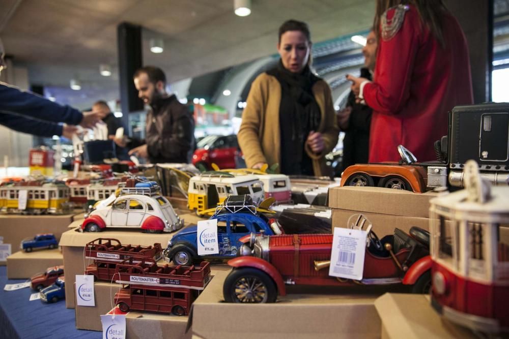 Salón del automóvil en el pabellón de exposiciones en Avilés