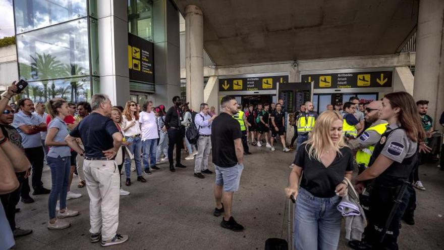 Taxis y microbuses buscan un pacto para evitar más peleas en el aeropuerto de Palma