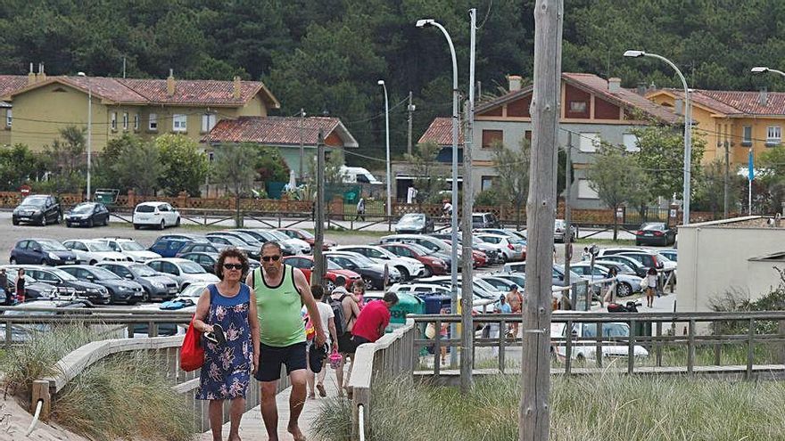 Costas retirará la arena de las pasarelas de la playa de San Juan