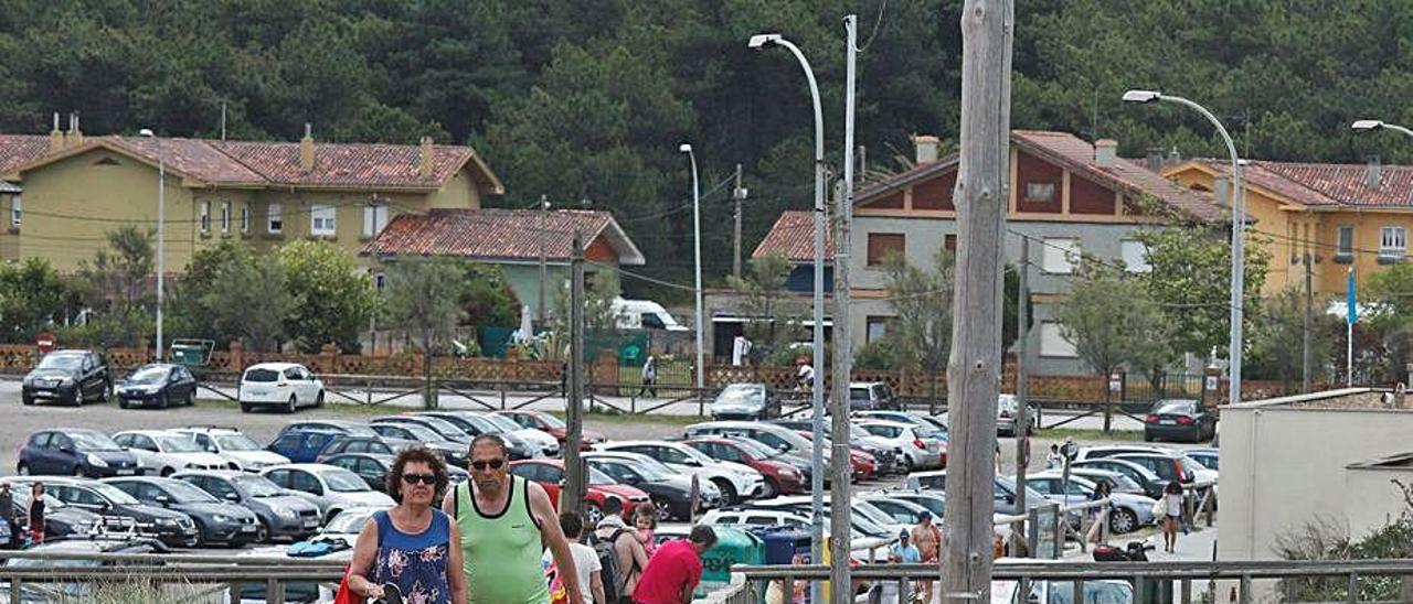 Una de las pasarelas de acceso a la playa, tapada por la arena.