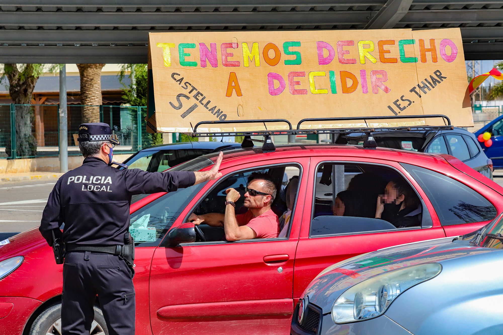 Una caravana con cientos de vehículos clama en Pilar de la Horadada contra la "imposición" del valenciano