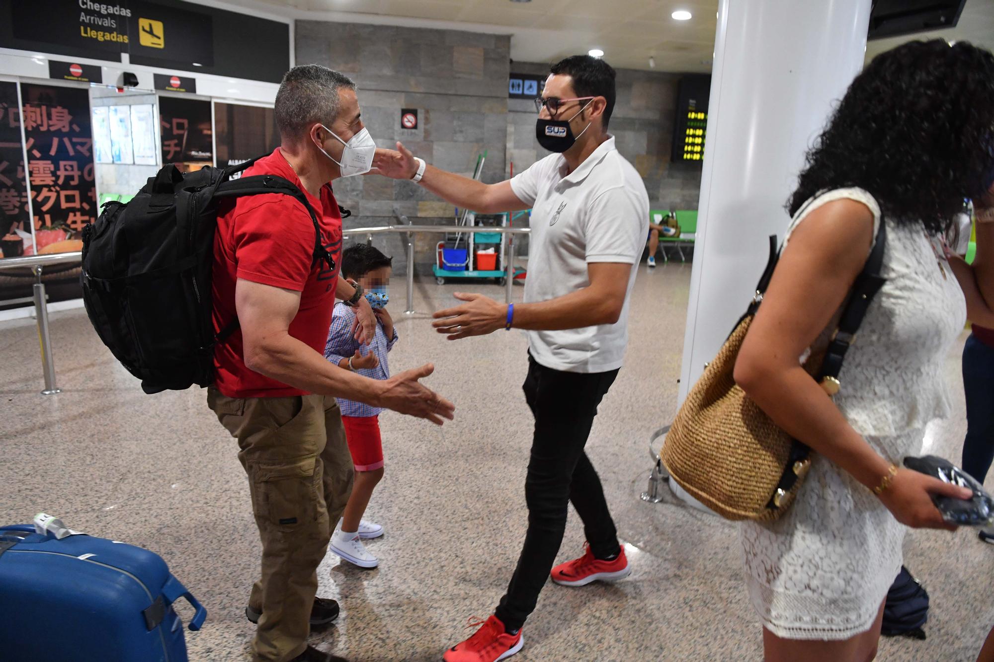 Caluroso recibimiento en el aeropuerto de Alvedro a Víctor Bellón, el policía gallego destinado en Kabul