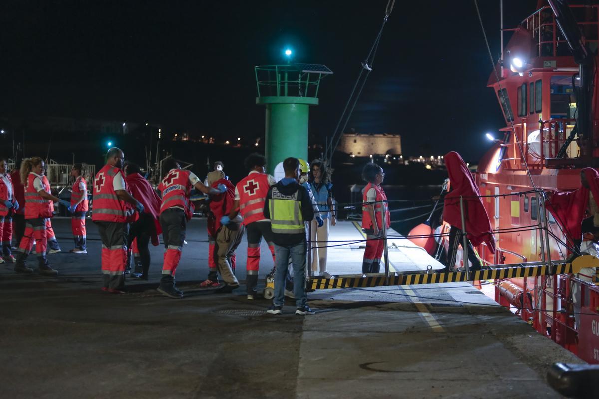 ARRECIFE ( LANZAROTE ), 21/07/2024.- Miembros de la cruz roja atienden a uno de los niños que ha llegado junto a un grupo de unos 60 inmigrantes hoy sábado al puerto de Arrecife, Lanzarote, tras ser rescatados por Salvamento Marítimo. EFE /Adriel Perdomo