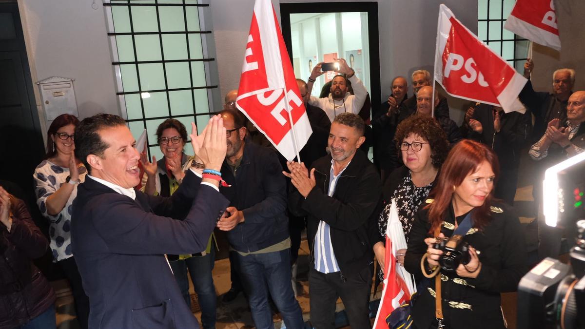 El alcalde Rubén Alfaro a su llegada a la sede del PSOE en la noche electoral tras ganar las elecciones municipales en Elda.