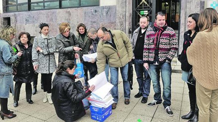 Representantes de la plataforma de centros concertados, ante el registro del Sespa, con cientos de recursos.