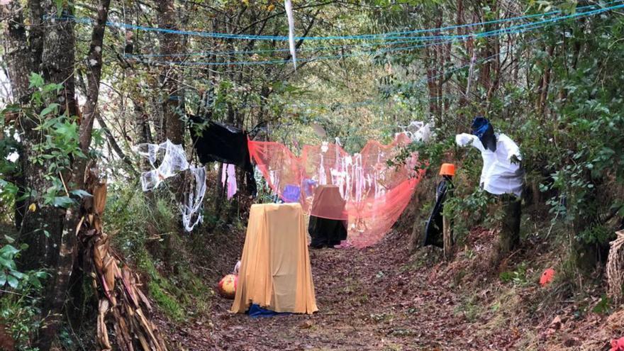 Camino del terror diseñado por los profesores del colegio de Présaras para celebrar el Samaín. | // LA OPINIÓN